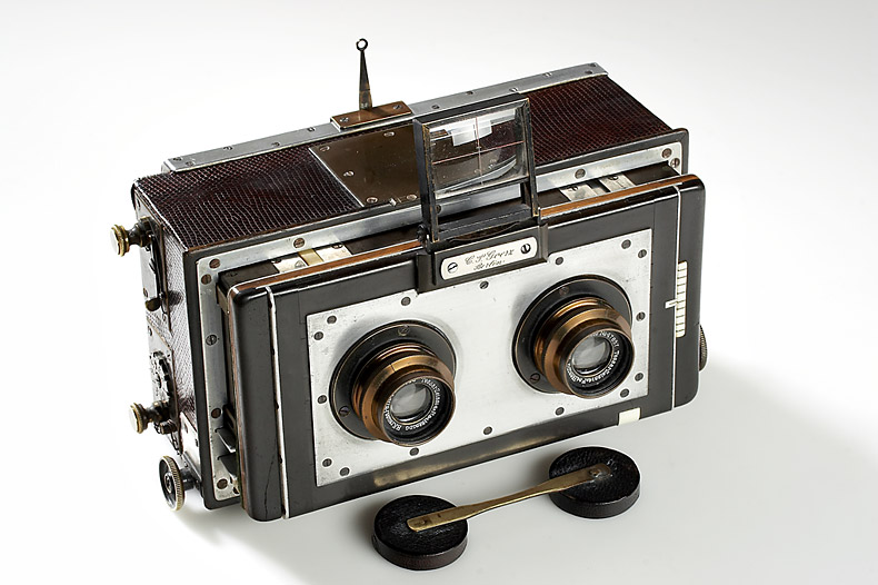 Goerz Antique Berlin, Appareil-photo De Pliage De Compur Sur Le Fond De Goerz Antique Berlin, Appareil-photo De Pliage De Compur Sur Le Fond De