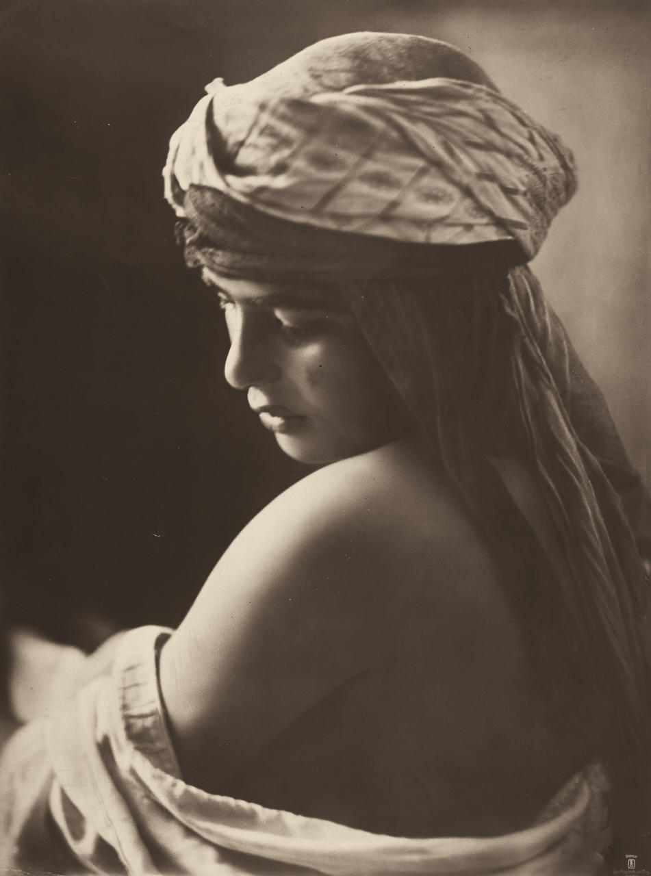RUDOLF LEHNERT (1878–1948) / ERNST LANDROCK (1878–1966) Ayada (‘Femme au turban’), Tunis c. 1910