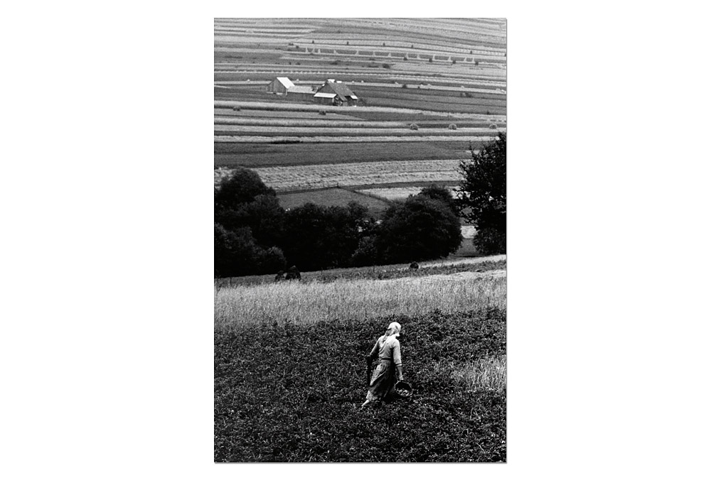 Ernst Haas (1921-1986), Bäuerin in Polen / Farmer in Poland