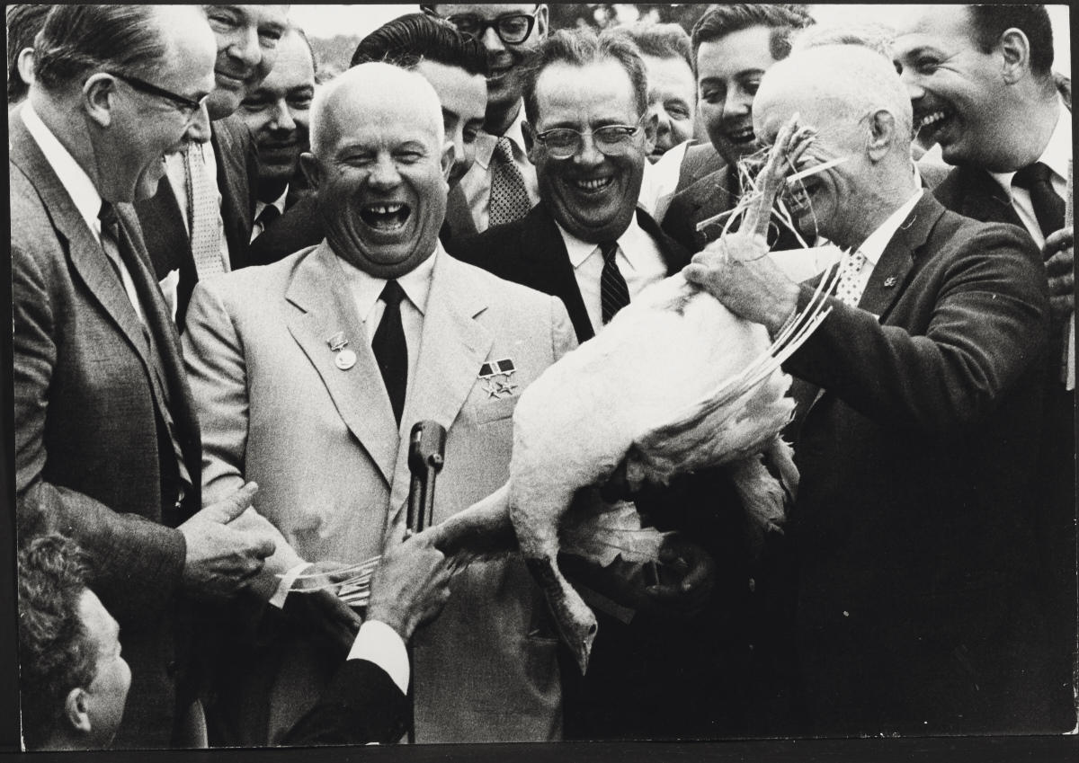 ELLIOTT ERWITT (* 1928) Nikita Khrushchev besucht eine Farm in der Nähe von Washington / visits a farm in the vicinity of Washington, 1959