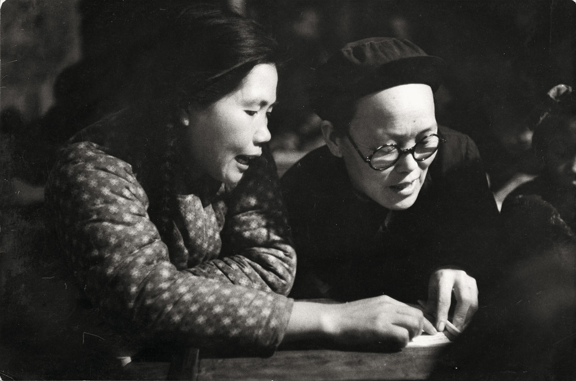 MARC RIBOUD (* 1923) Two women reading, Province of Gansu, China 1957