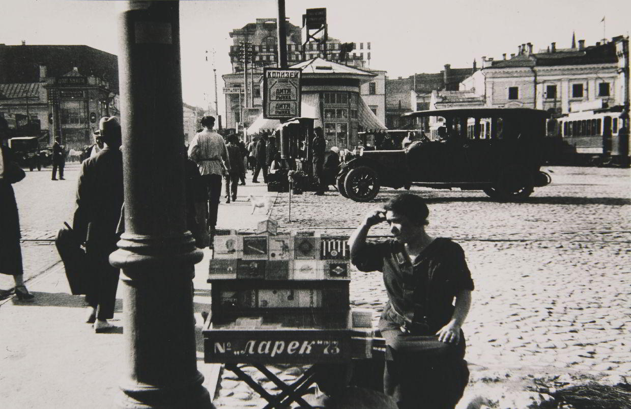 ALEXANDER RODCHENKO (1891–1956) Zigarettenverkäuferin auf dem Strastnaya-Platz/ Cigarette Seller on Strastnaya Square, Moscow 1926/27 ALEXANDER RODCHENKO (1891–1956) Zigarettenverkäuferin auf dem Strastnaya-Platz/ Cigarette Seller on Strastnaya Square, Moscow 1926/27
