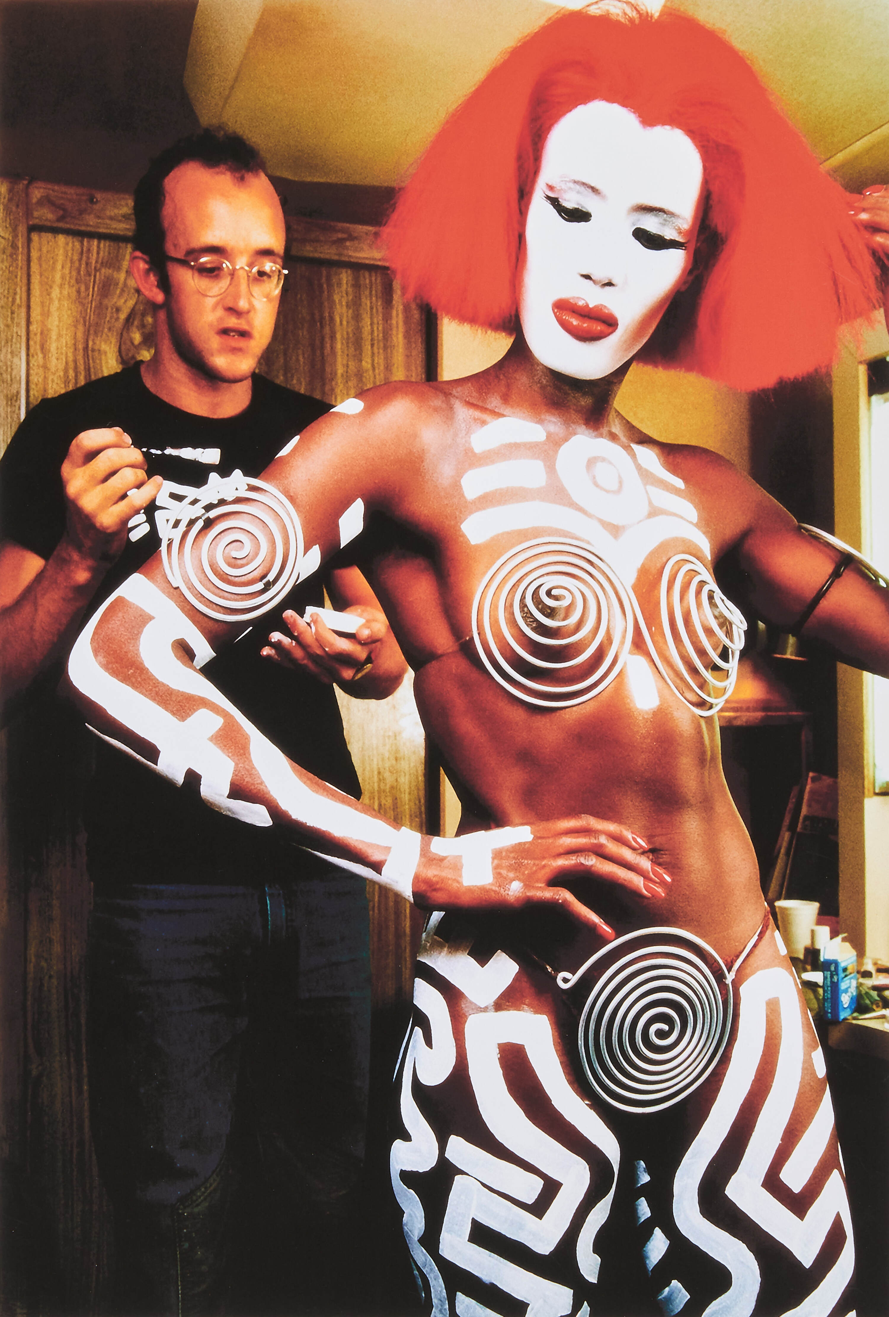DOUGLAS KIRKLAND (1934–2022) - Keith Haring painting Grace Jones, 1986