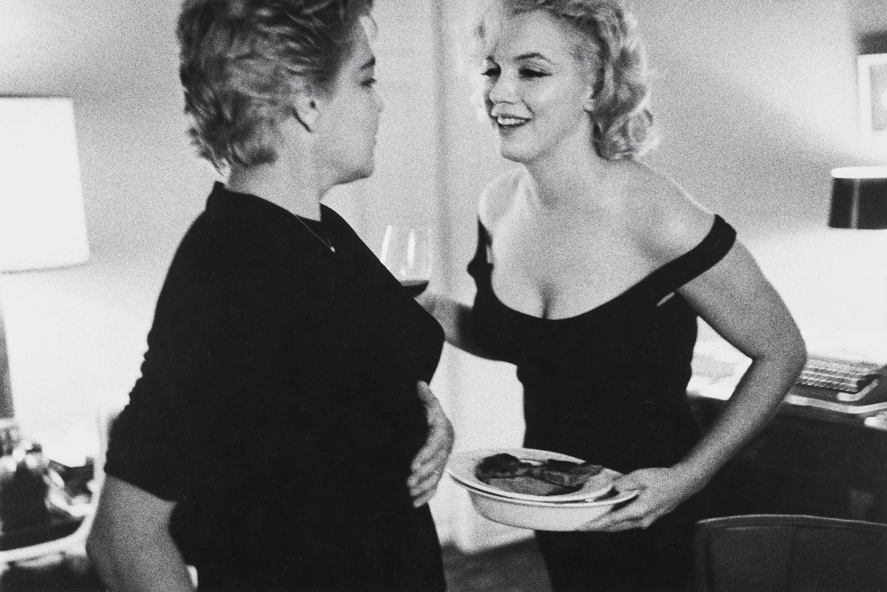 BRUCE DAVIDSON (* 1933) - Marilyn Monroe and Simone Signoret, Beverly Hills Hotel 1960