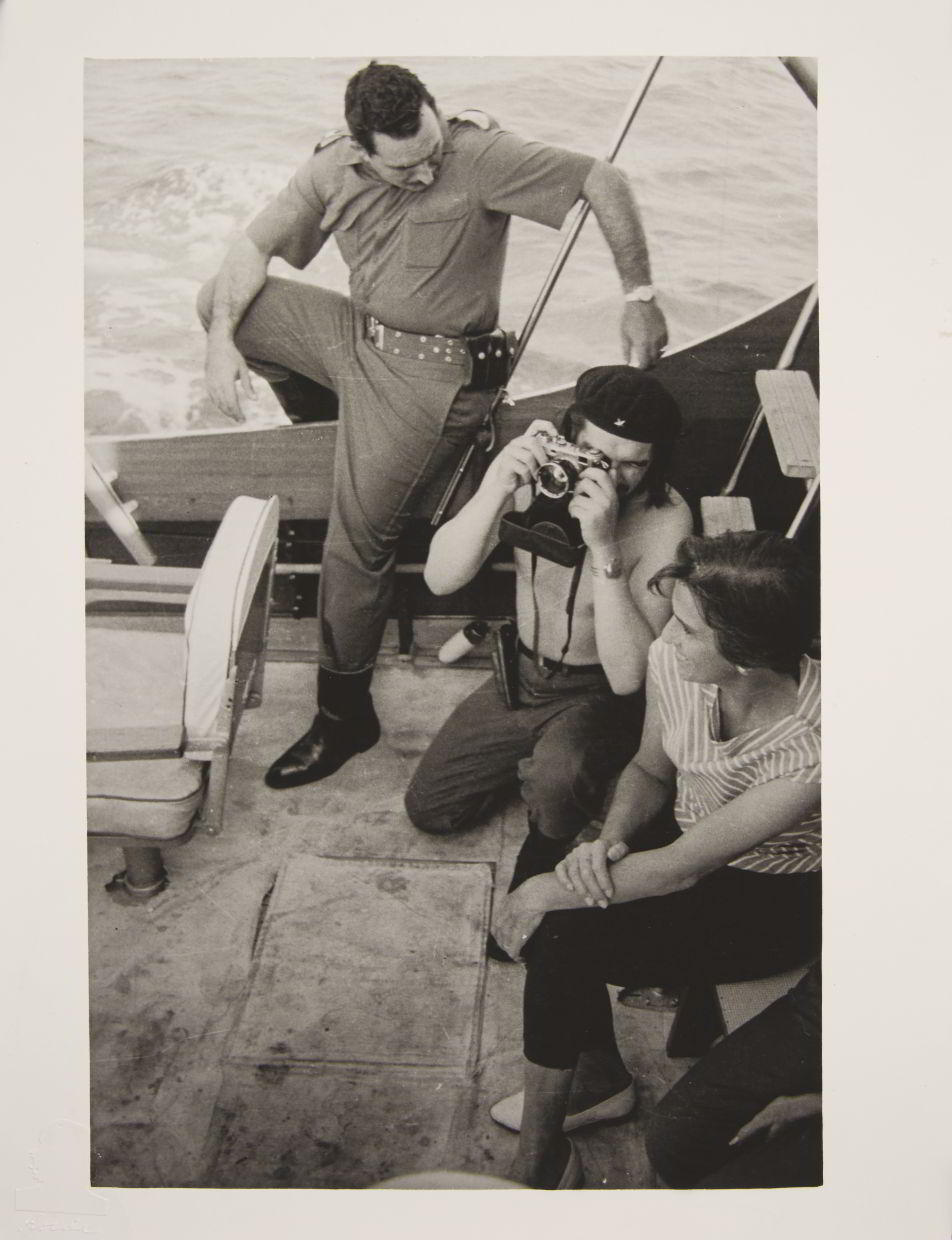 ALBERTO KORDA (1928–2001) Che Guevara & Fidel Castro, Ernest Hemingway Marlin Fishing Contest, Cuba 1960 ALBERTO KORDA (1928–2001) Che Guevara & Fidel Castro, Ernest Hemingway Marlin Fishing Contest, Cuba 1960
