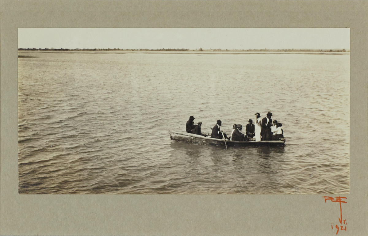RUDOLF EICKEMEYER (1862–1932) Ruderboot mit afroamerikanischen Passagieren / Rowboat with African-American Passengers, 1921