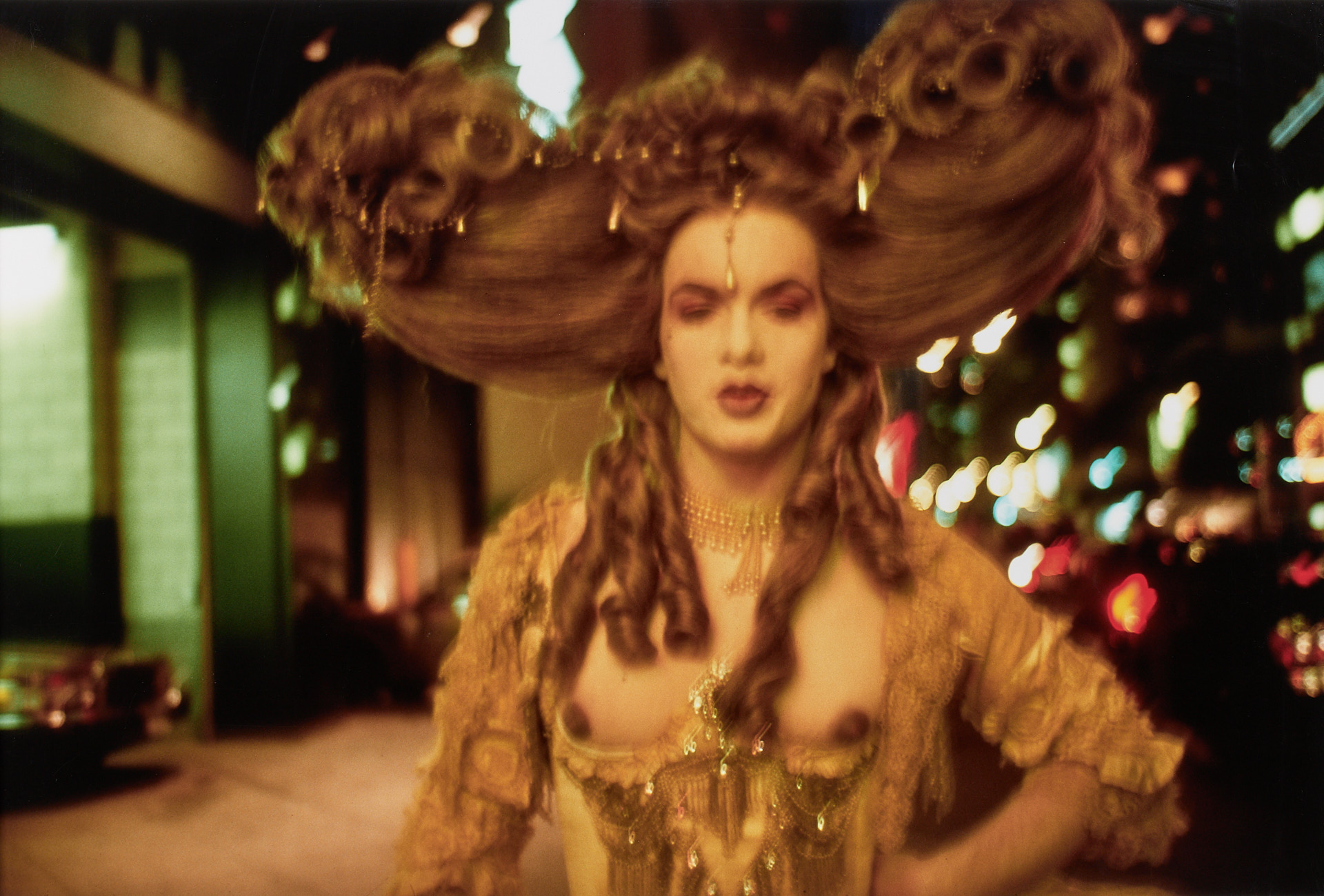 NAN GOLDIN (* 1953) - Joey at the Love Ball, NYC 1991 NAN GOLDIN (* 1953) - Joey at the Love Ball, NYC 1991