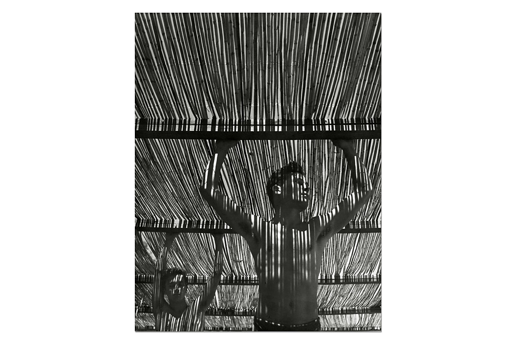 Herbert List (1903-1975), Junge Männer unter einem Schilfdach / Young men under a thatched roof