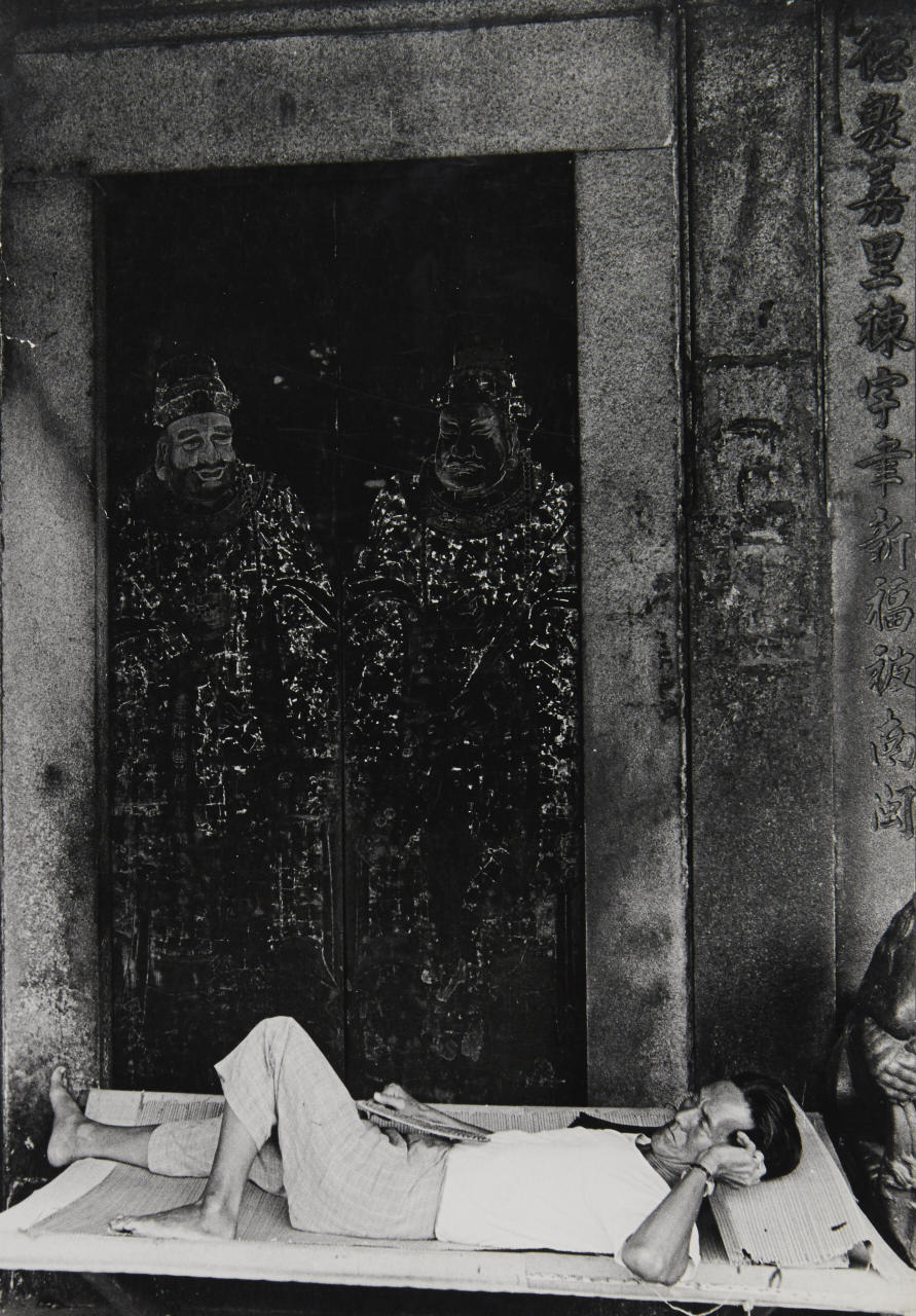 THOMAS HOEPKER (* 1936) Man lying on bast mat, China 1960s