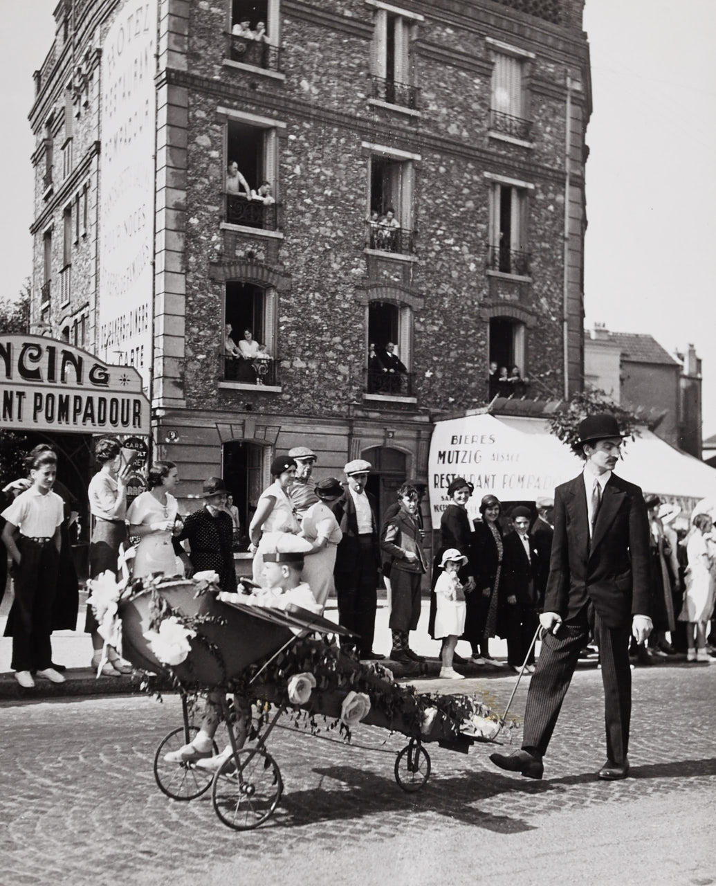 ROBERT DOISNEAU (1912–1994) Banlieue de Paris, Concours de Voitures, Paris 1934