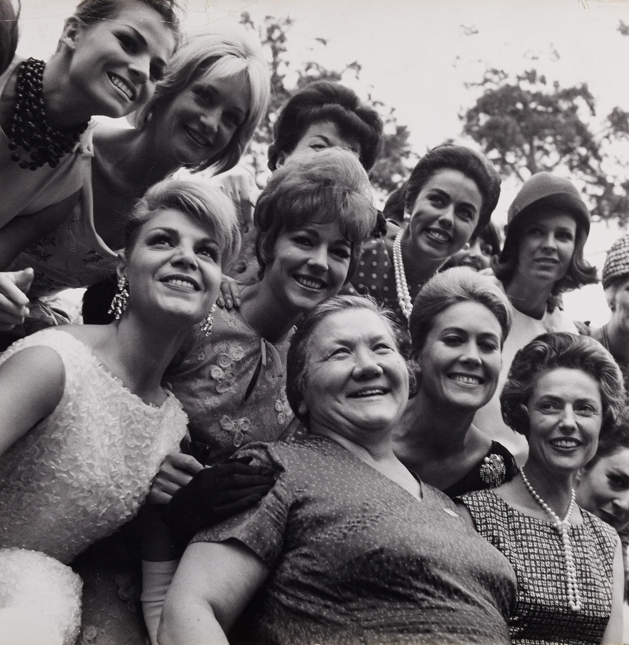 JESPER HOM (1931–2000) Nina Petrowna Chruschtschowa with models, Paris 1961