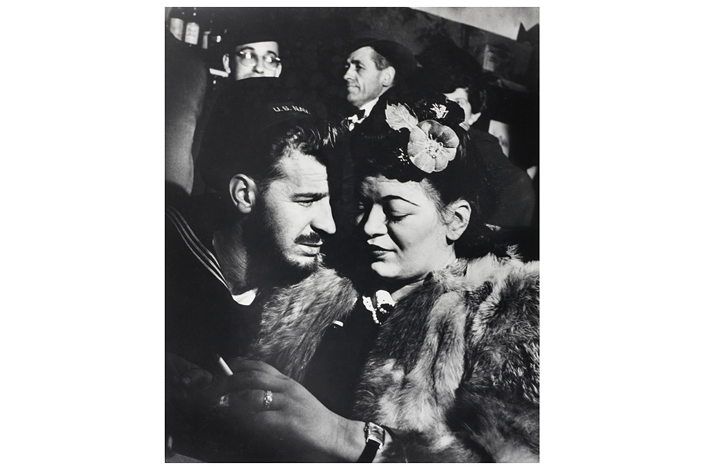 Lisette Model, ›Sailor and Girl, Sammy’s Bar‹