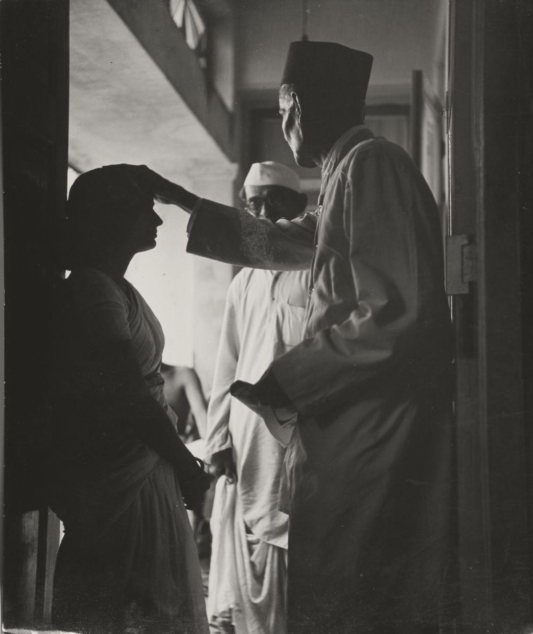 WERNER BISCHOF (1916–1954) Die Tänzerin / The dancer Anjali Hora, Bombay 1951 WERNER BISCHOF (1916–1954) Die Tänzerin / The dancer Anjali Hora, Bombay 1951