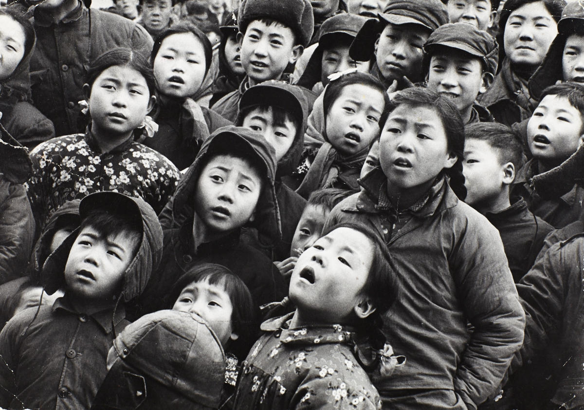 MARC RIBOUD (* 1923) Kinder beim Puppentheater / Children watching puppet show, Peking 1957