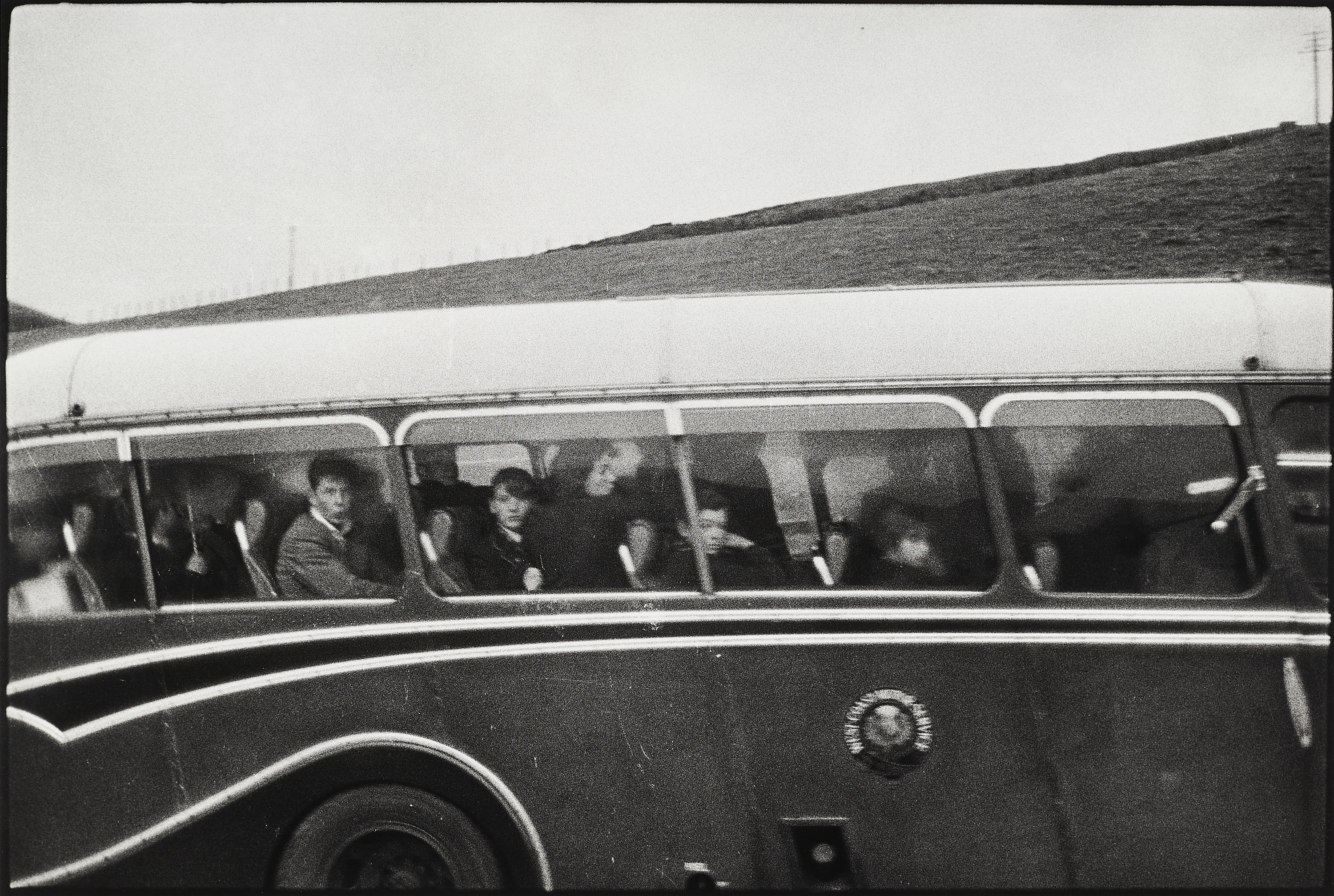 BRUCE DAVIDSON (* 1933) - School Bus, England 1960s
