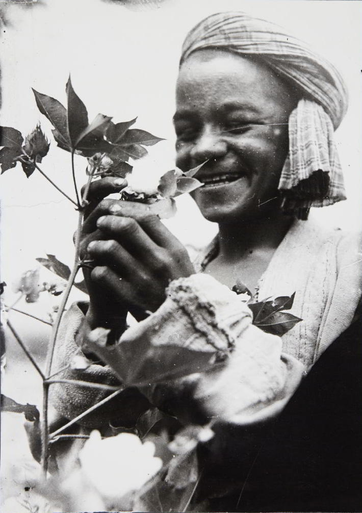 GEORGI ZELMA (1906–1984) ‘His own first cotton yield’ (Seine erste eigene Baumwollernte), Uzbek SSR, Samarkand Region 1927 GEORGI ZELMA (1906–1984) ‘His own first cotton yield’ (Seine erste eigene Baumwollernte), Uzbek SSR, Samarkand Region 1927