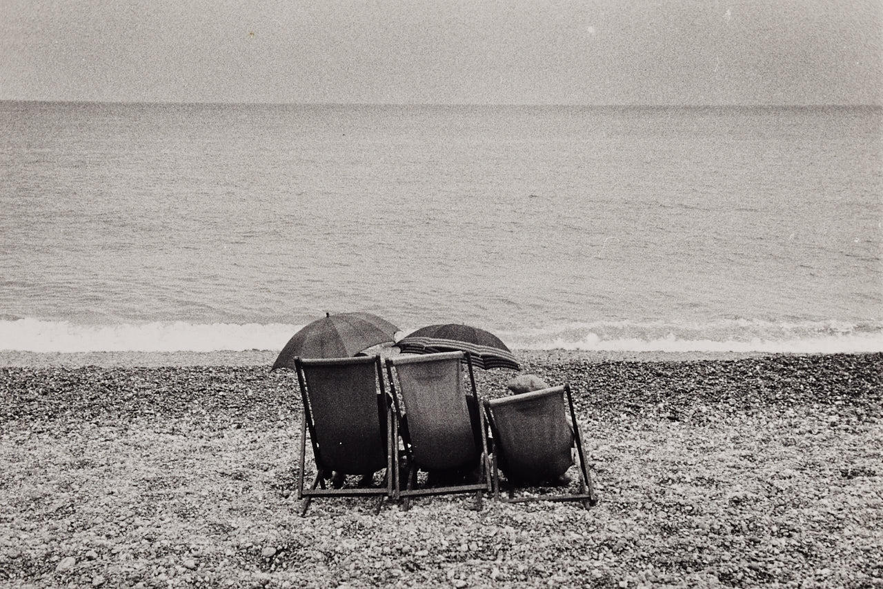 BRUCE DAVIDSON (* 1933) On the seashore (from ‘England/Scotland), 1960