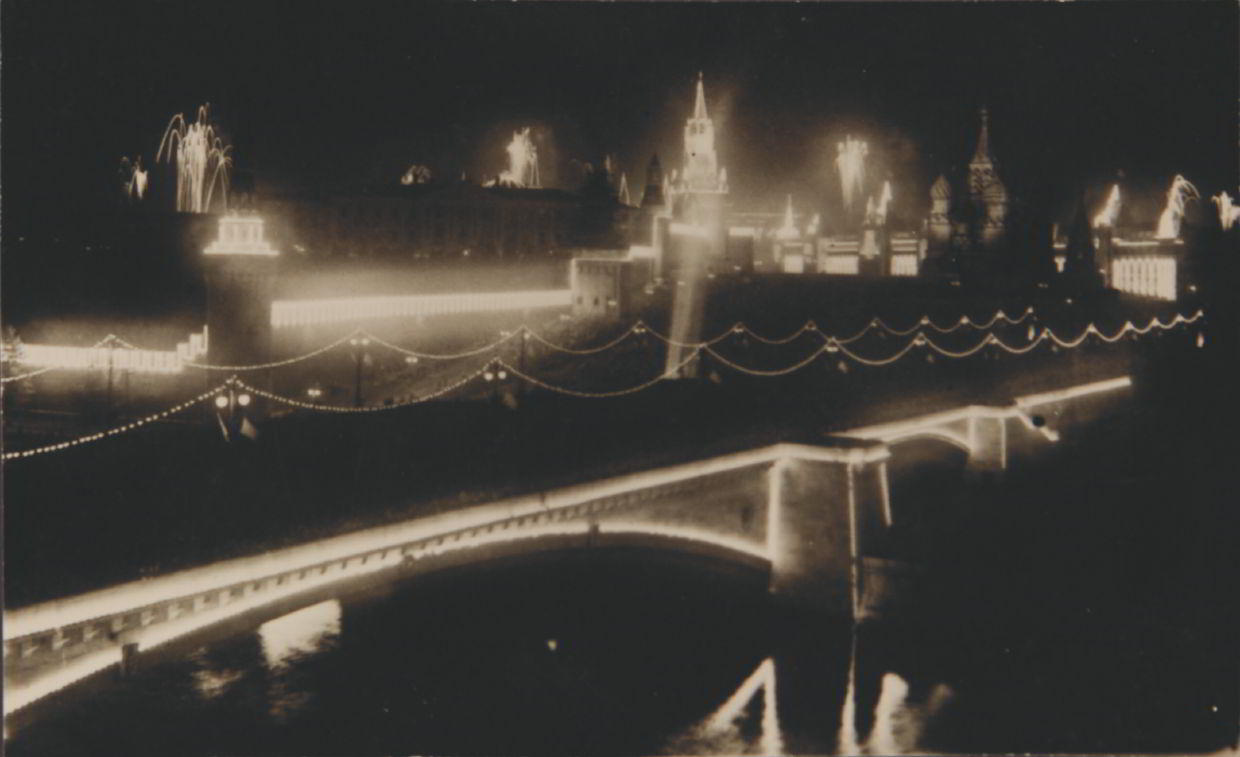 NAUM GRANOVSKI (1898–1971) Moskau bei Nacht - Sicht auf den Kreml / Moscow at night during the celebration of the 800th anneversary, view on Kremlin, Moscow 1947