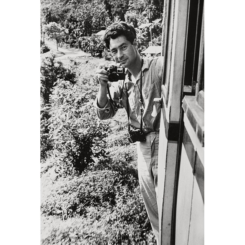 Okky Offerhaus (* 1933), Elliott Erwitt with his two Leica M3 cameras