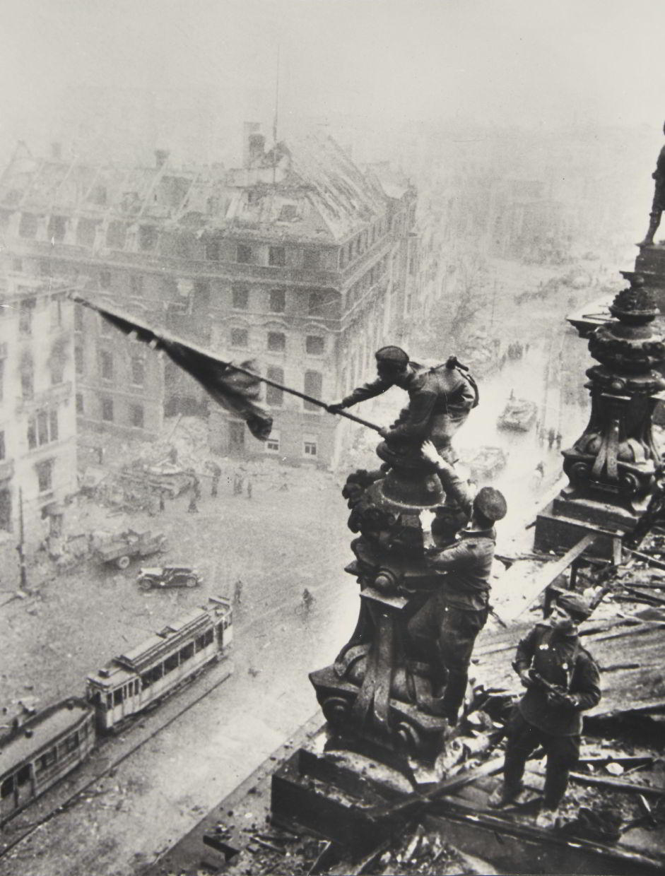 YEVGENI KHALDEI (1917–1997) ‘Raising the Soviet flag over Reichstag’, Berlin May 1945 YEVGENI KHALDEI (1917–1997) ‘Raising the Soviet flag over Reichstag’, Berlin May 1945