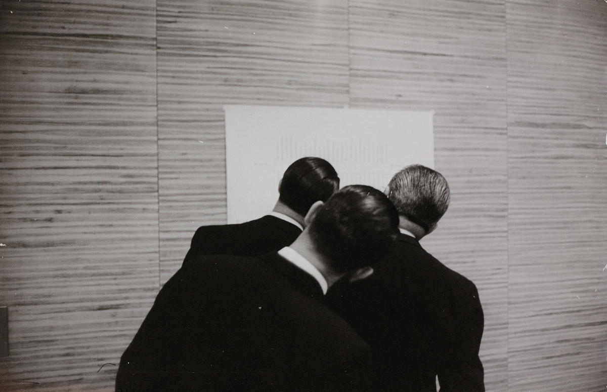 ROLF GILLHAUSEN (1922–2004) Drei Männer vor Diagramm / Three men in front of diagram, c. 1950