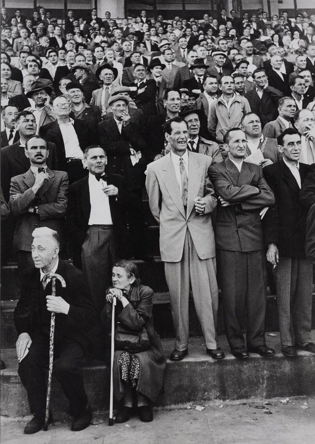 HENRI CARTIER-BRESSON (1908–2004) Pferderennen / Horse race, Warsaw, Poland 1950s