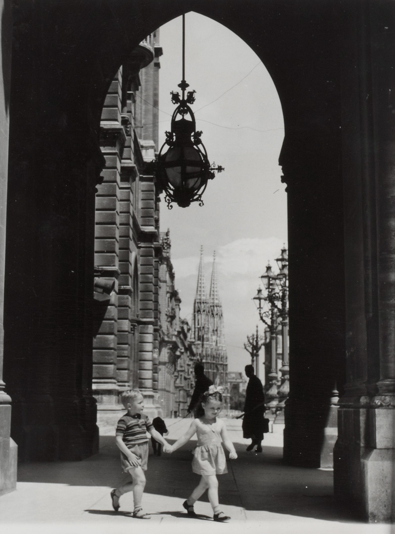 Children in front of the St. Stephen's Cathedral,  Inge Morath (1923-2002)
