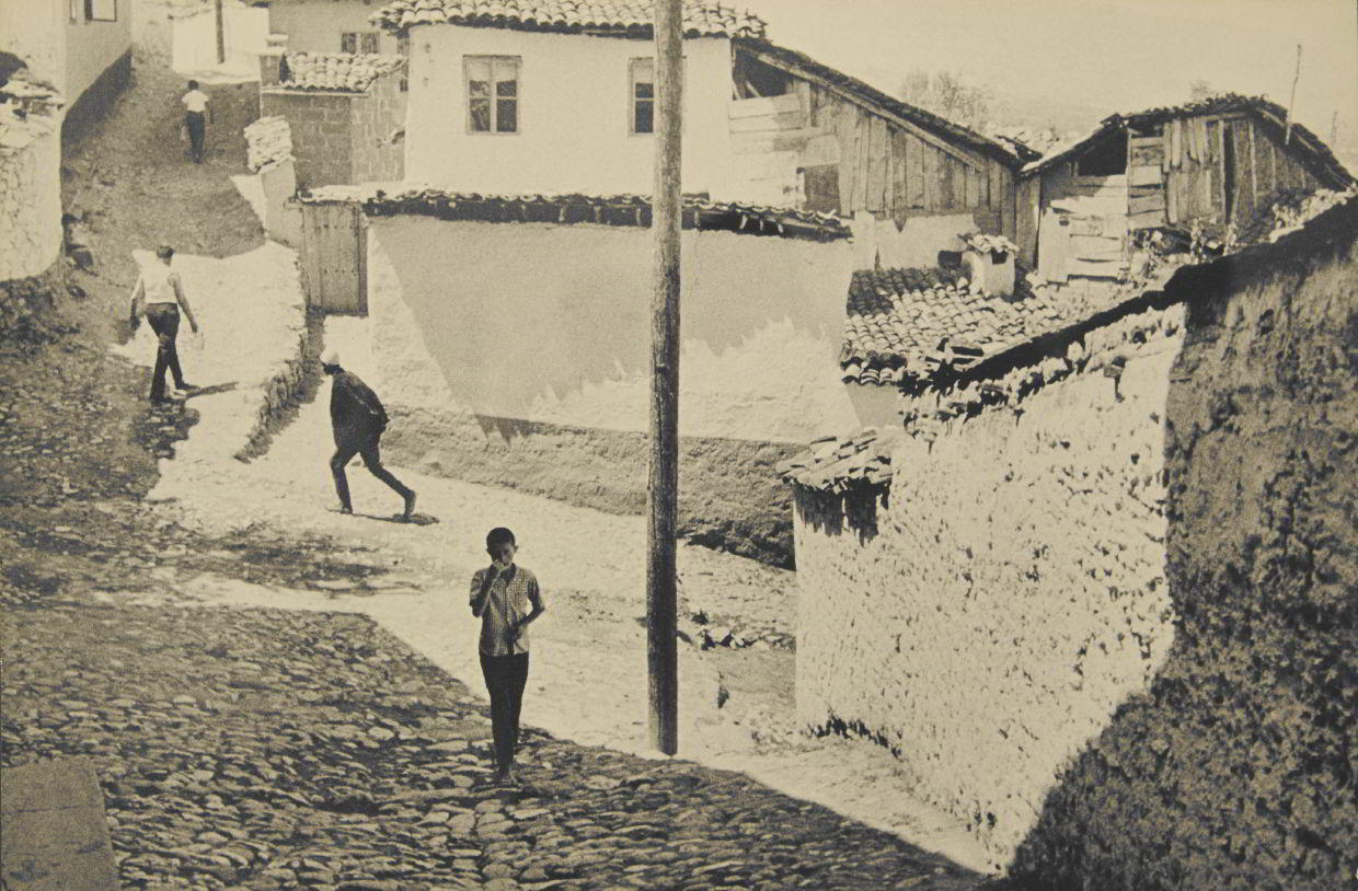 HENRI CARTIER-BRESSON (1908–2004) Yugoslavia 1965 HENRI CARTIER-BRESSON (1908–2004) Yugoslavia 1965