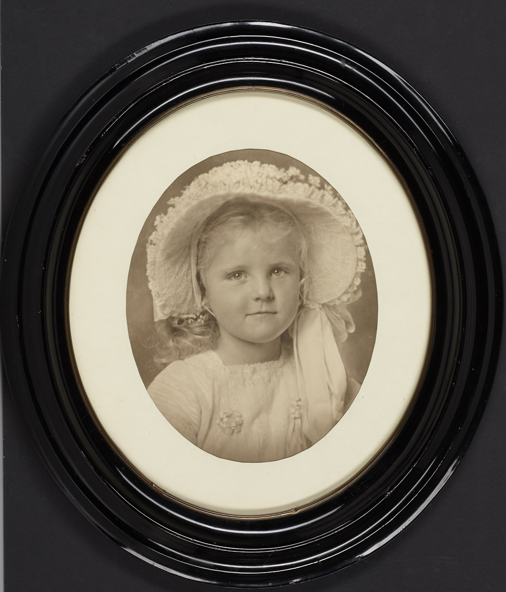 NICOLA PERSCHEID (1864–1930) Mädchenporträt / Portrait of a girl, Berlin 1920s