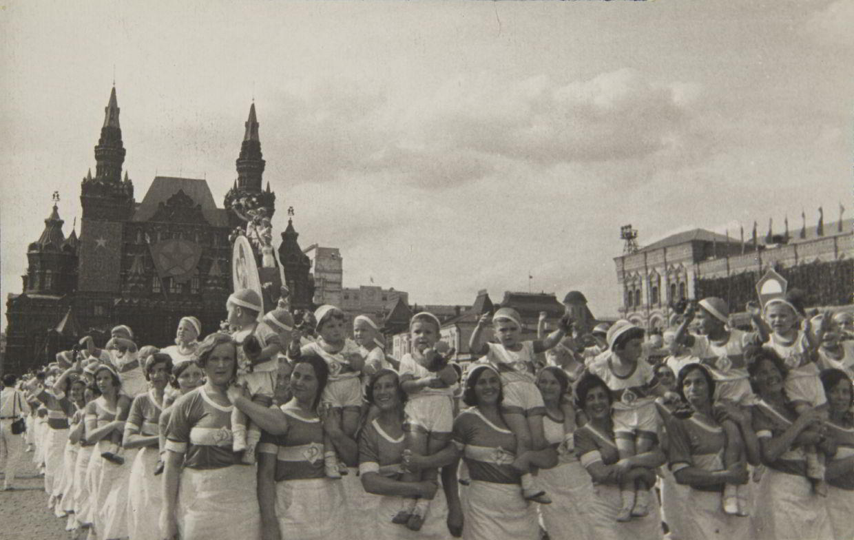 ALEXANDER RODCHENKO (1891–1956) Sportparade am Roten Platz / Sports parade on Red Square, Moscow 1936