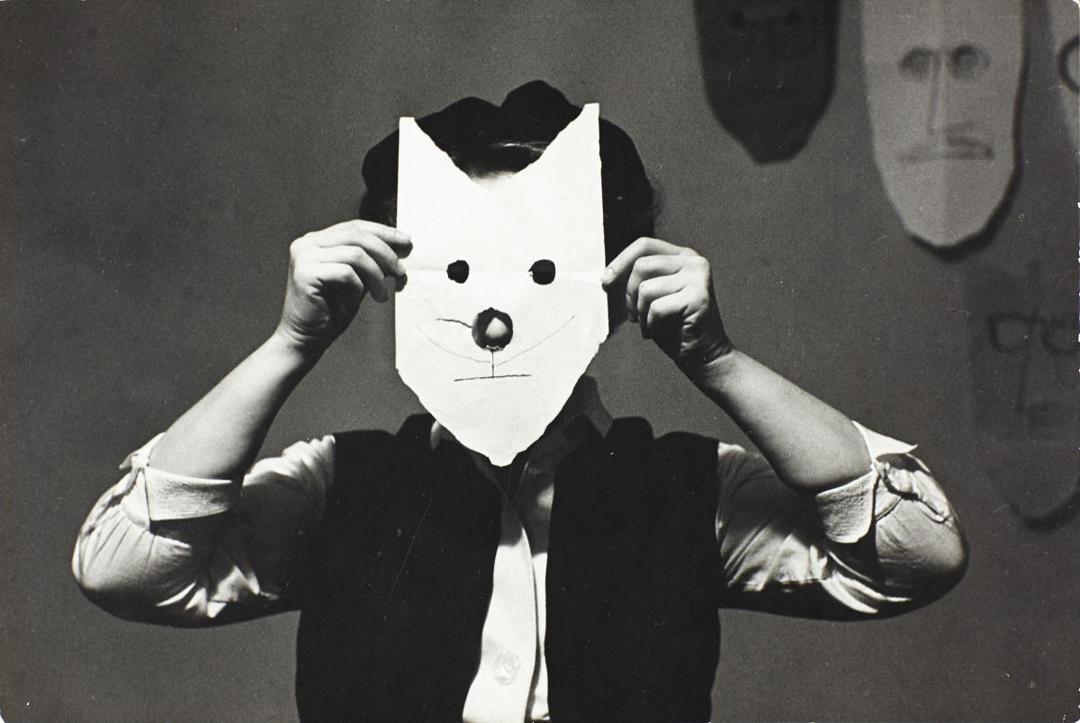 INGE MORATH (1923–2002) Die Malerin / The painter Hedda Sterne (from the series ‘Saul Steinberg Masks’), New York 1959