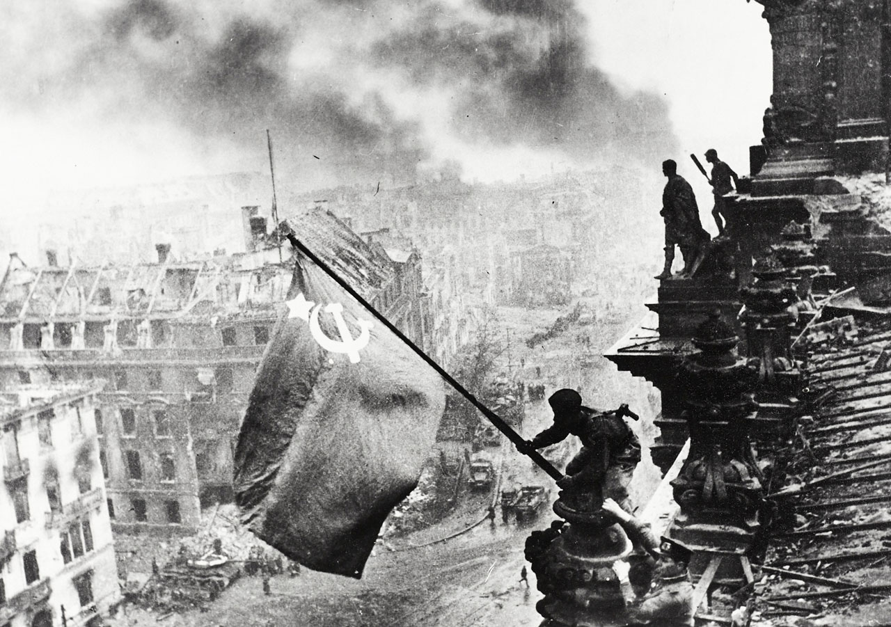 JEWGENI CHALDEJ (1917–1997) - Raising the Soviet flag on the Reichstag, Berlin 1945