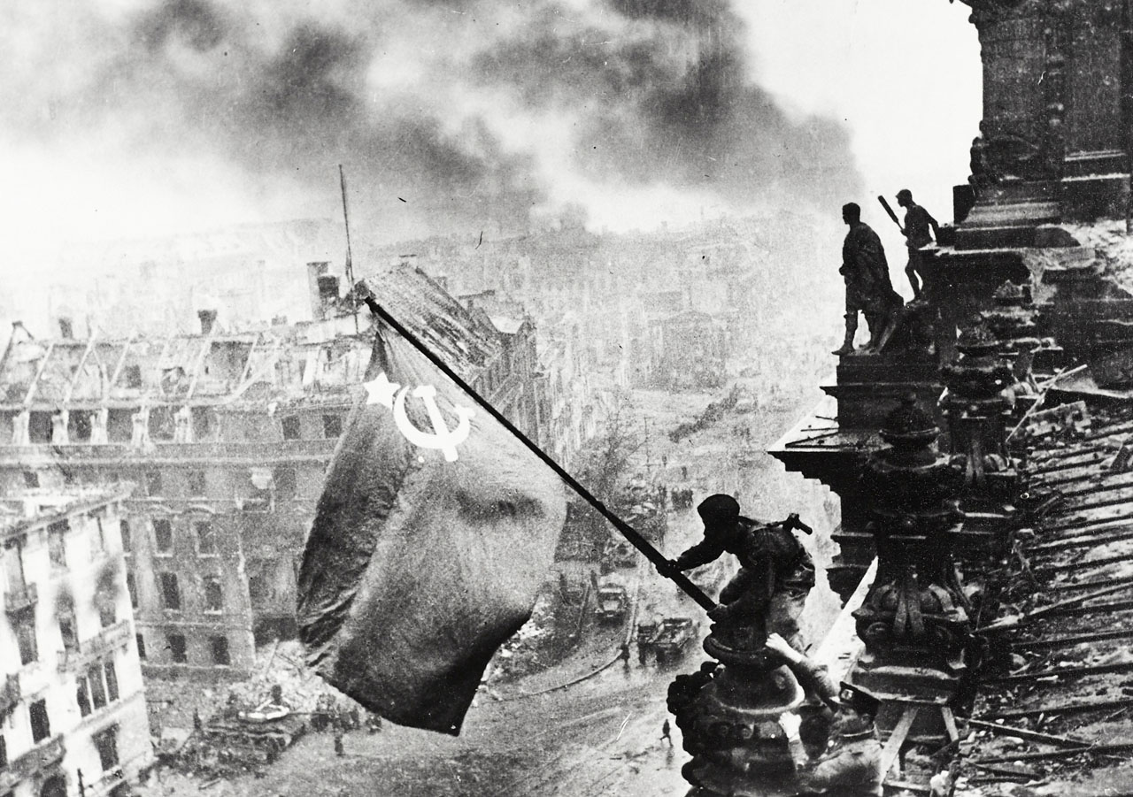 JEWGENI CHALDEJ (1917–1997) - Raising the Soviet flag on the Reichstag, Berlin 1945 JEWGENI CHALDEJ (1917–1997) - Raising the Soviet flag on the Reichstag, Berlin 1945