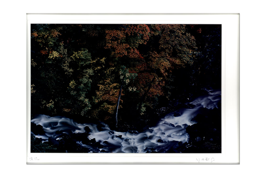 Takeuchi Toshinobu (*1943), Bach fließt an Herbstbäumen vorbei / Stream flowing through autum trees