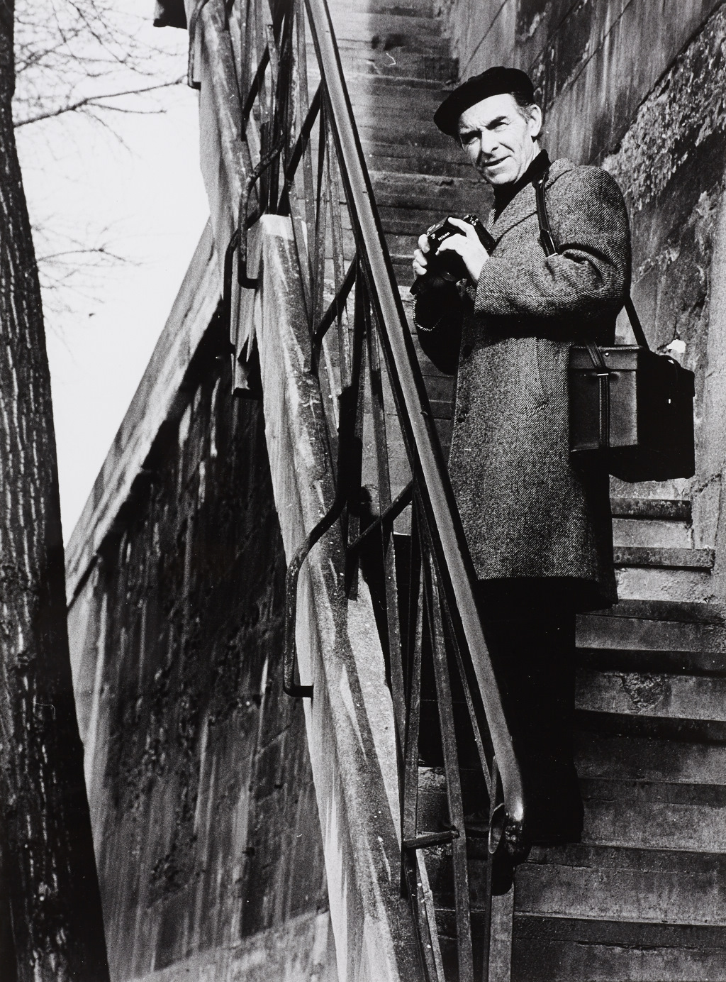 ANONYMOUS PHOTOGRAPHER Robert Doisneau mit / with Nikon F.