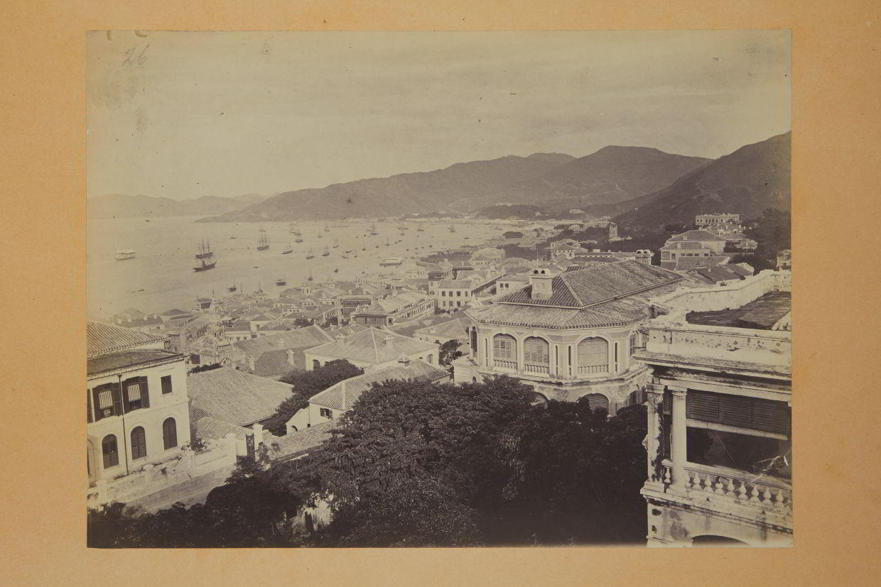 JOHN THOMSON (1837–1921) Ein Konvolut aus 12 frühen China-Aufnahmen / A set of 12 early images of China, c. 1868 
