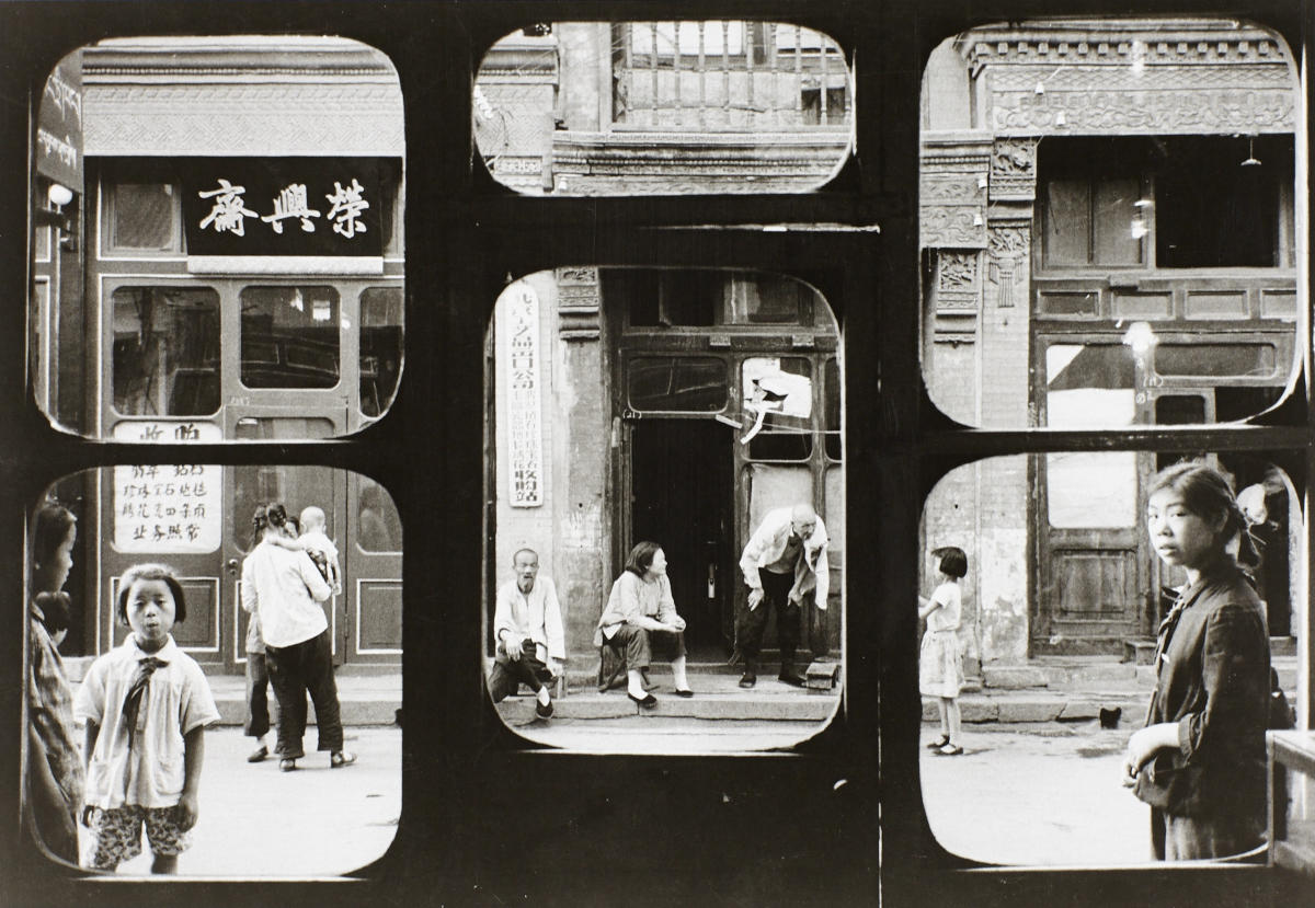 MARC RIBOUD (* 1923) ‘A street in Beijing as seen from inside an antique dealer's shop’, China 1965 *