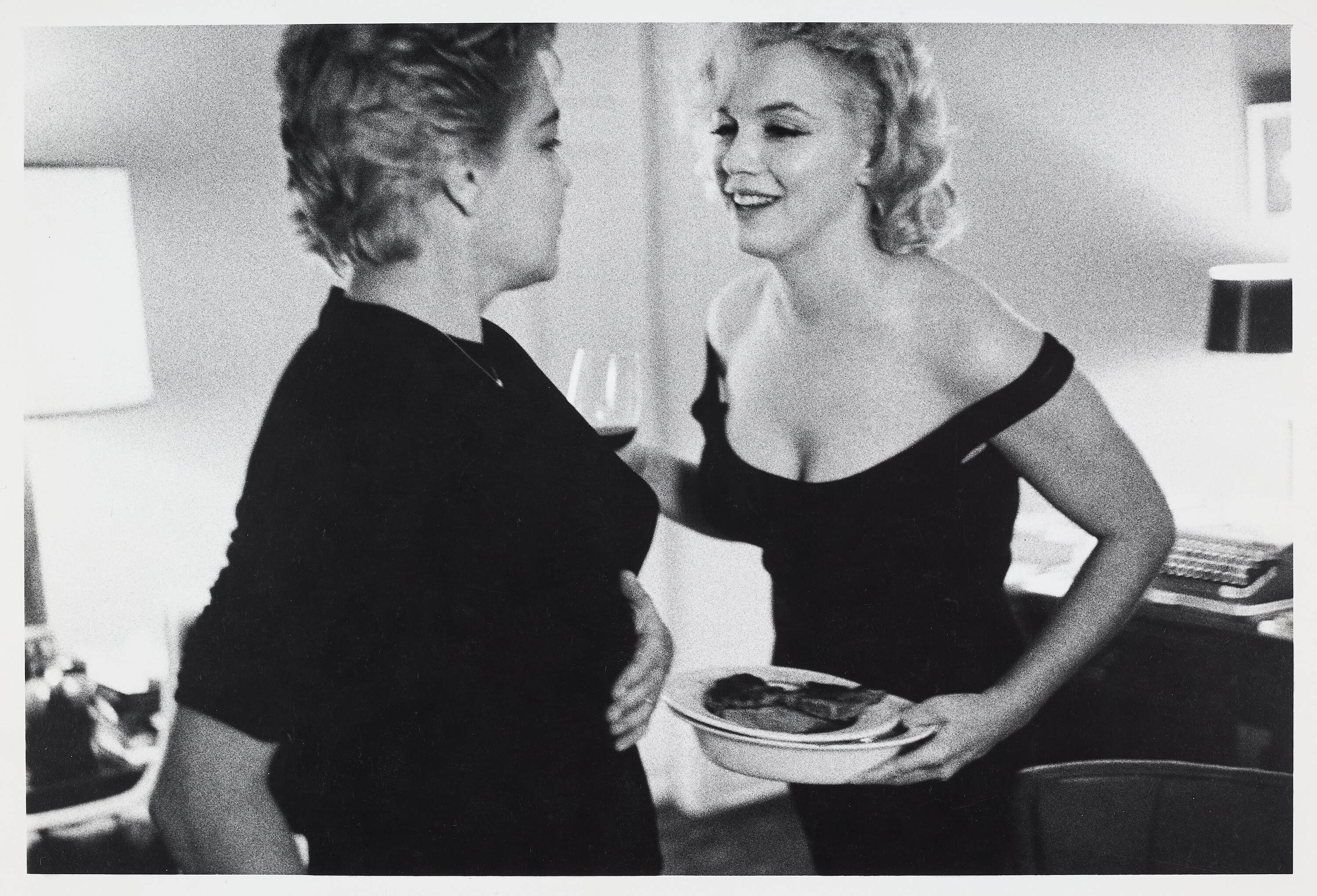 BRUCE DAVIDSON (* 1933) - Marilyn Monroe and Simone Signoret, Beverly Hills Hotel 1960