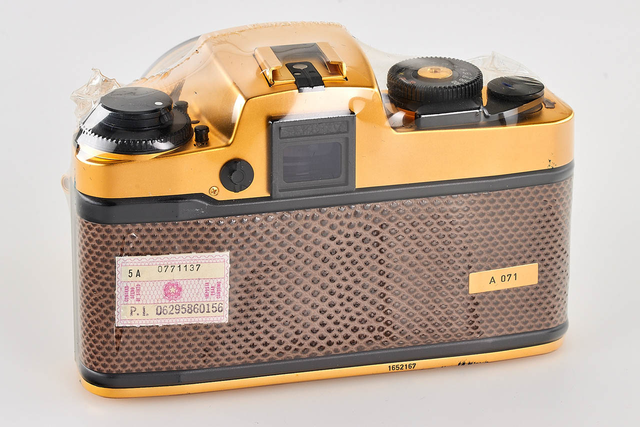 Leica R4 Gold | AI_20220621_1414_41789 Leica R4 Gold | AI_20220621_1414_41789