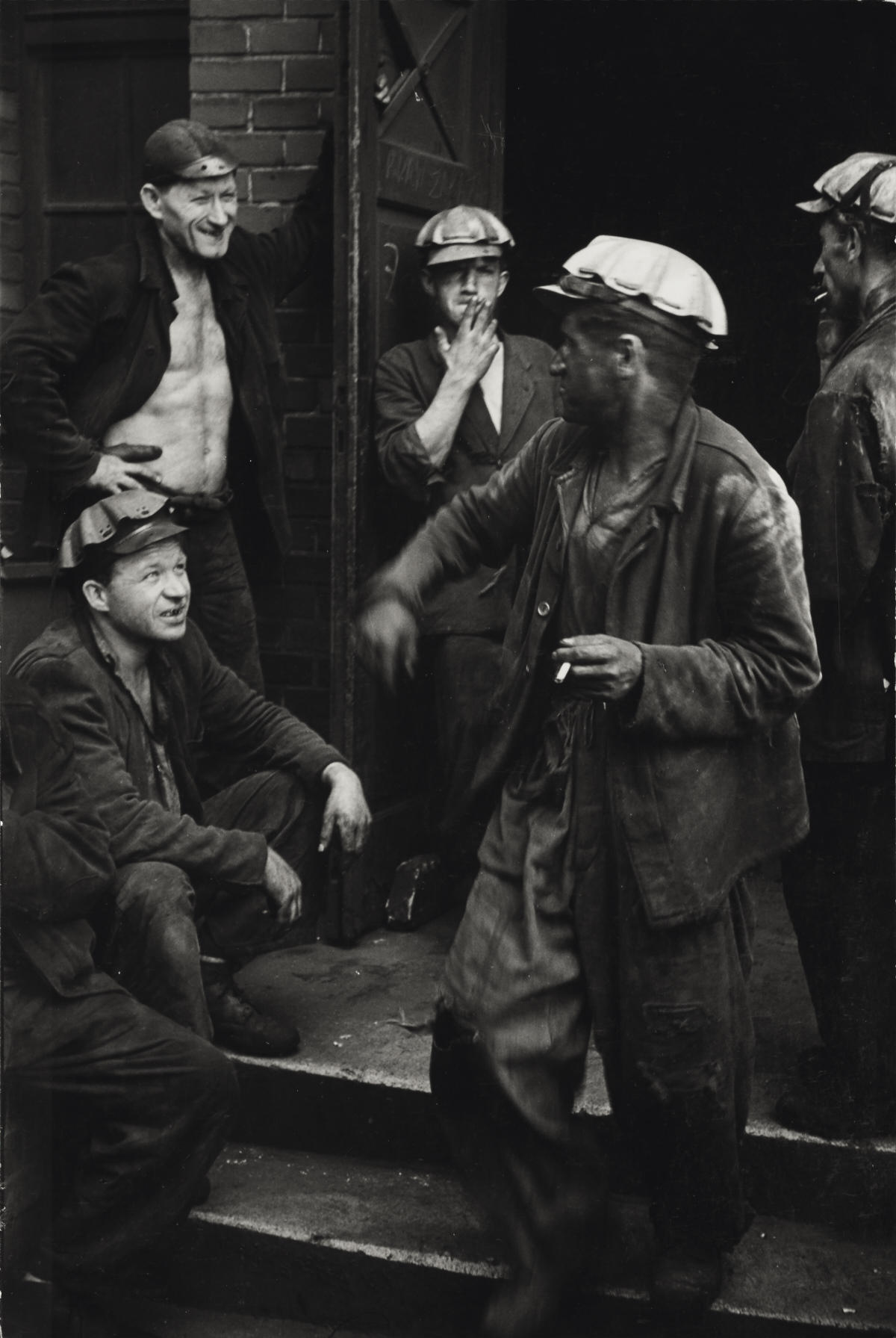 ERICH LESSING (* 1923) Arbeiter in einem Bergwerk in / Workers in a mine, Hlubina, Czechoslovakia 1956. ERICH LESSING (* 1923) Arbeiter in einem Bergwerk in / Workers in a mine, Hlubina, Czechoslovakia 1956.