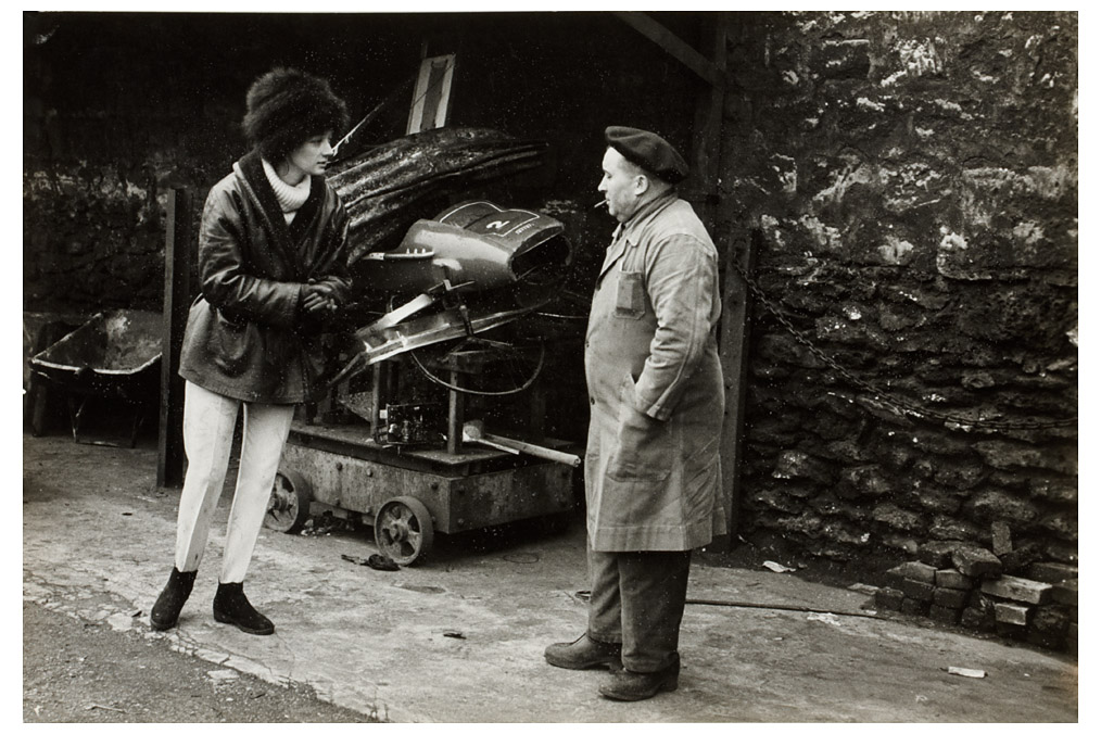 Niki de Saint Phalle talking to a junk dealer, Jesper Hom (*1931)