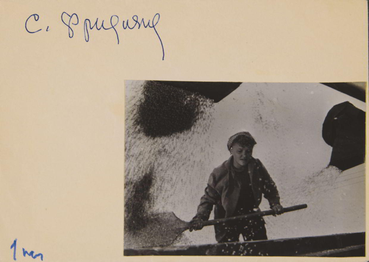 SIMON FRIDLAND (1905–1964) Arbeiterin an der Getreidedresche / Female worker at the threshing machine, USSR 1930s SIMON FRIDLAND (1905–1964) Arbeiterin an der Getreidedresche / Female worker at the threshing machine, USSR 1930s