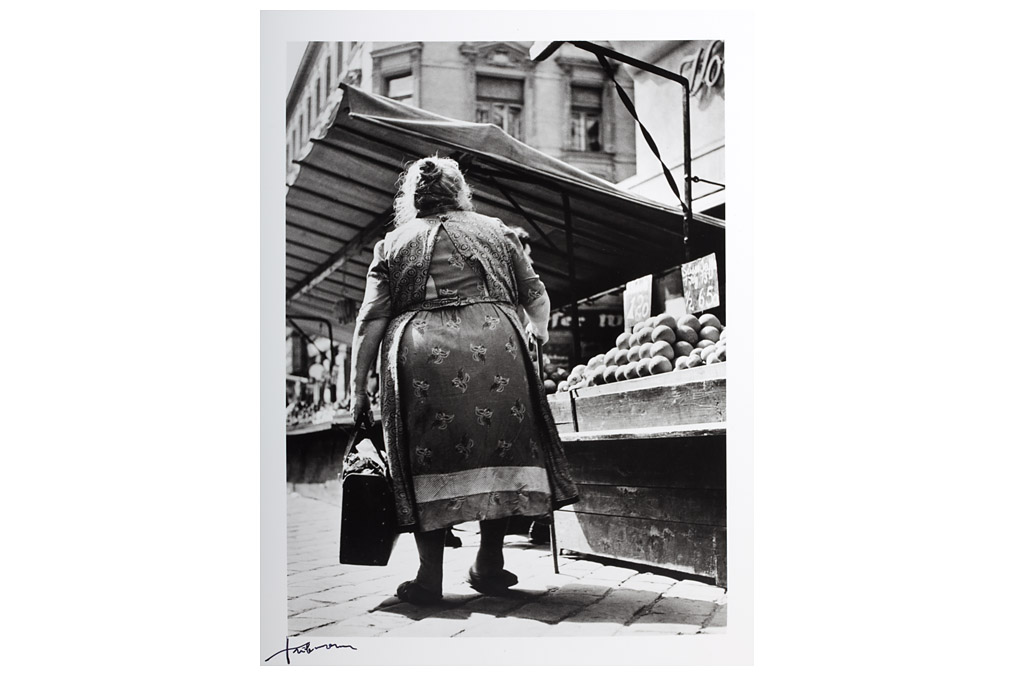 Old woman at the Brunnenmarkt, Franz Hubmann (1914 - 2007)
