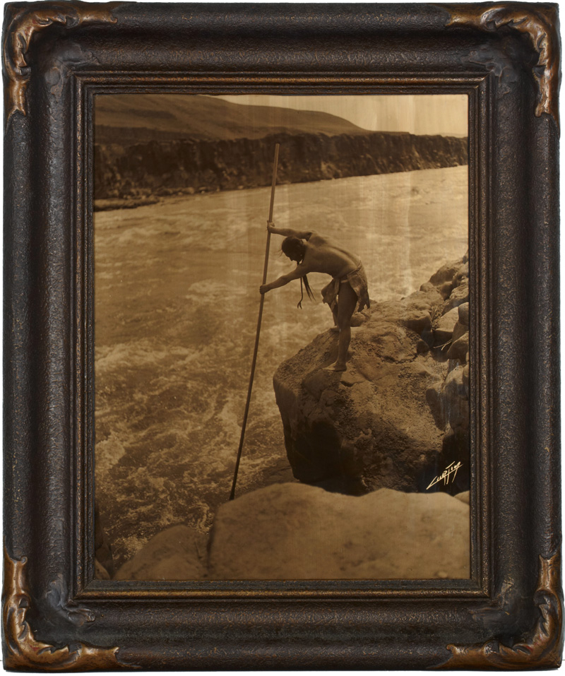 Wishham Indian fishing salmon,  Edward Sheriff Curtis (1868-1952)