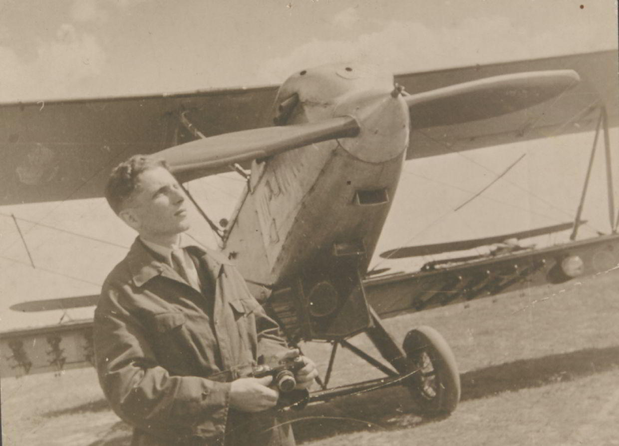 ANONYMOUS PHOTOGRAPHER Simon Fridland mit / with Leica III, USSR c. 1935