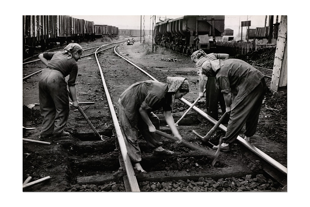 Erich Lessing (*1923), Kohlenarbeiterinnen reparieren Schienen / Female coalminers repairing tracks