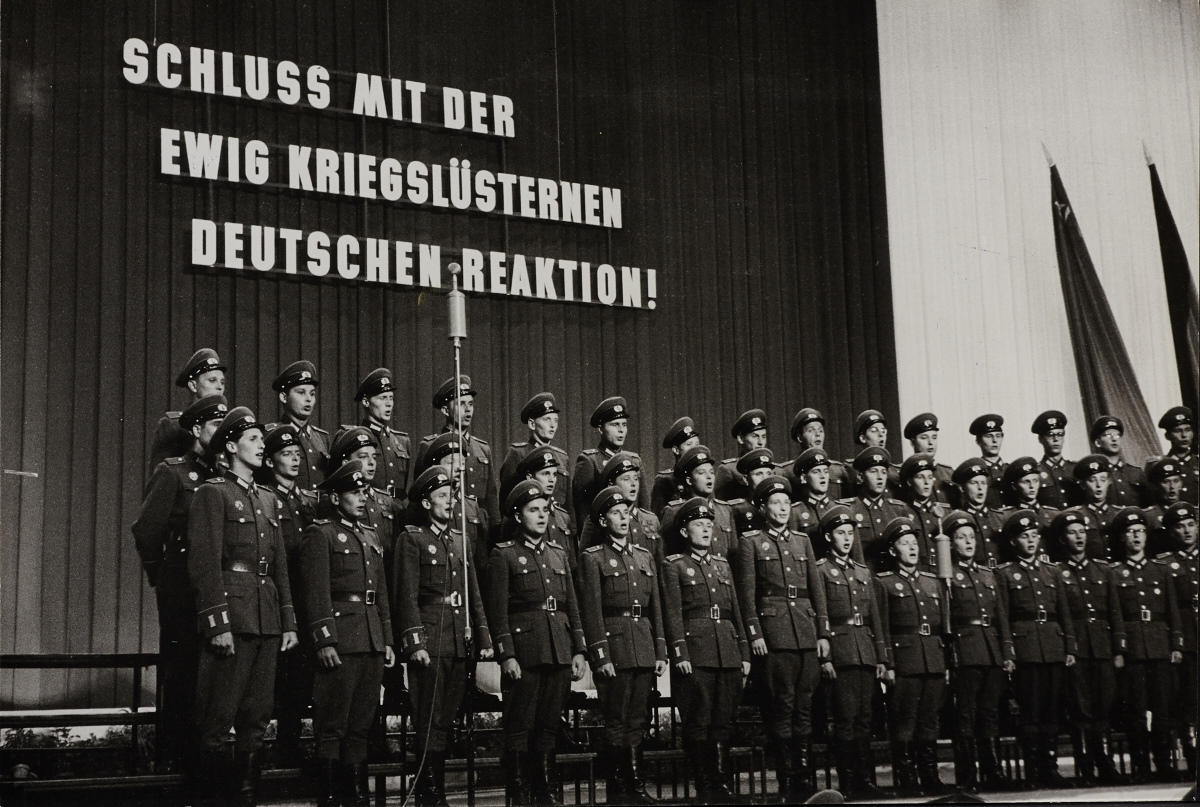 RENÉ BURRI (* 1933) Chor der Roten Armee / Red Army Choir, 1957 RENÉ BURRI (* 1933) Chor der Roten Armee / Red Army Choir, 1957