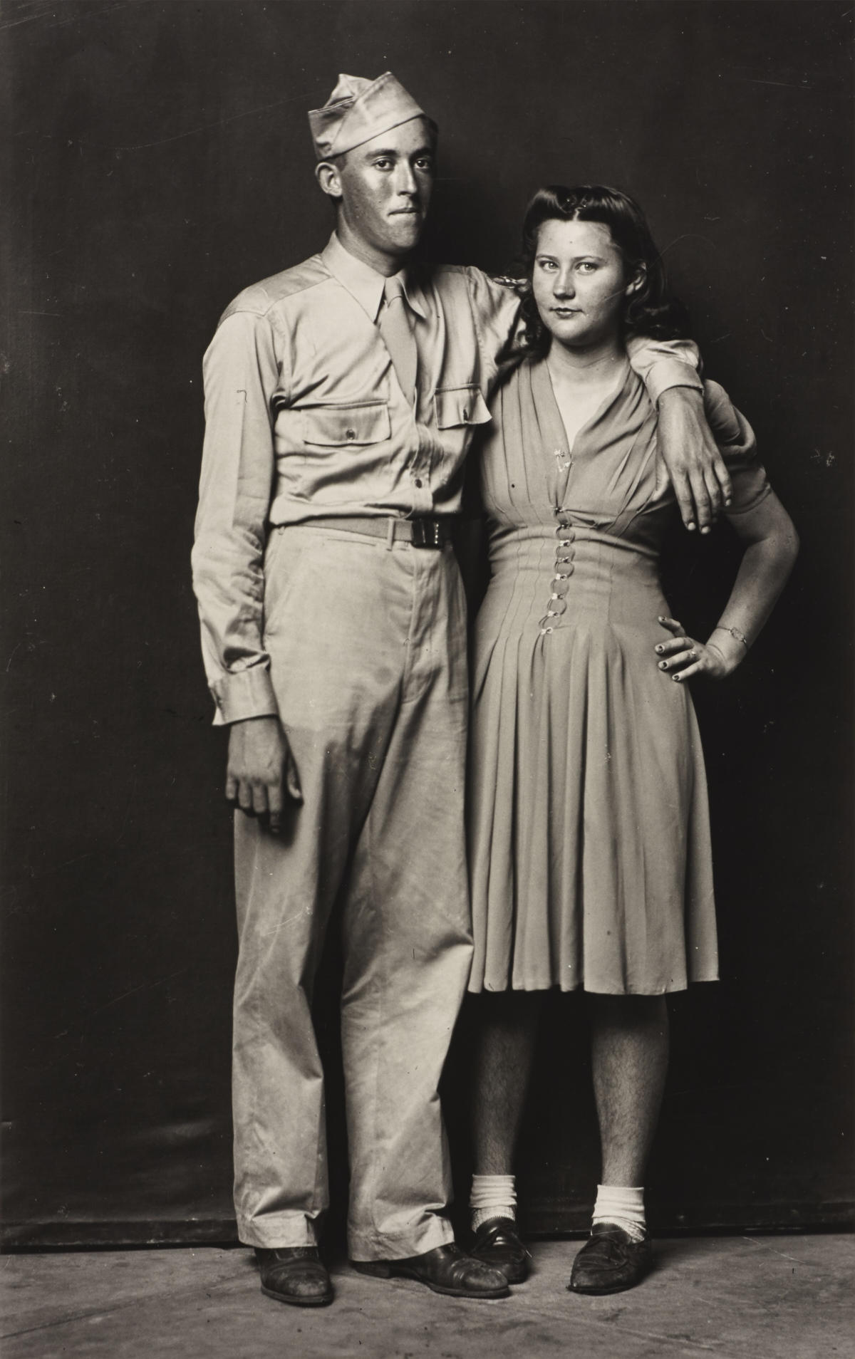 MICHAEL ‘MIKE’ DISFARMER (1884–1959) Soldat und Mädchen / Soldier and Girl, c. 1945