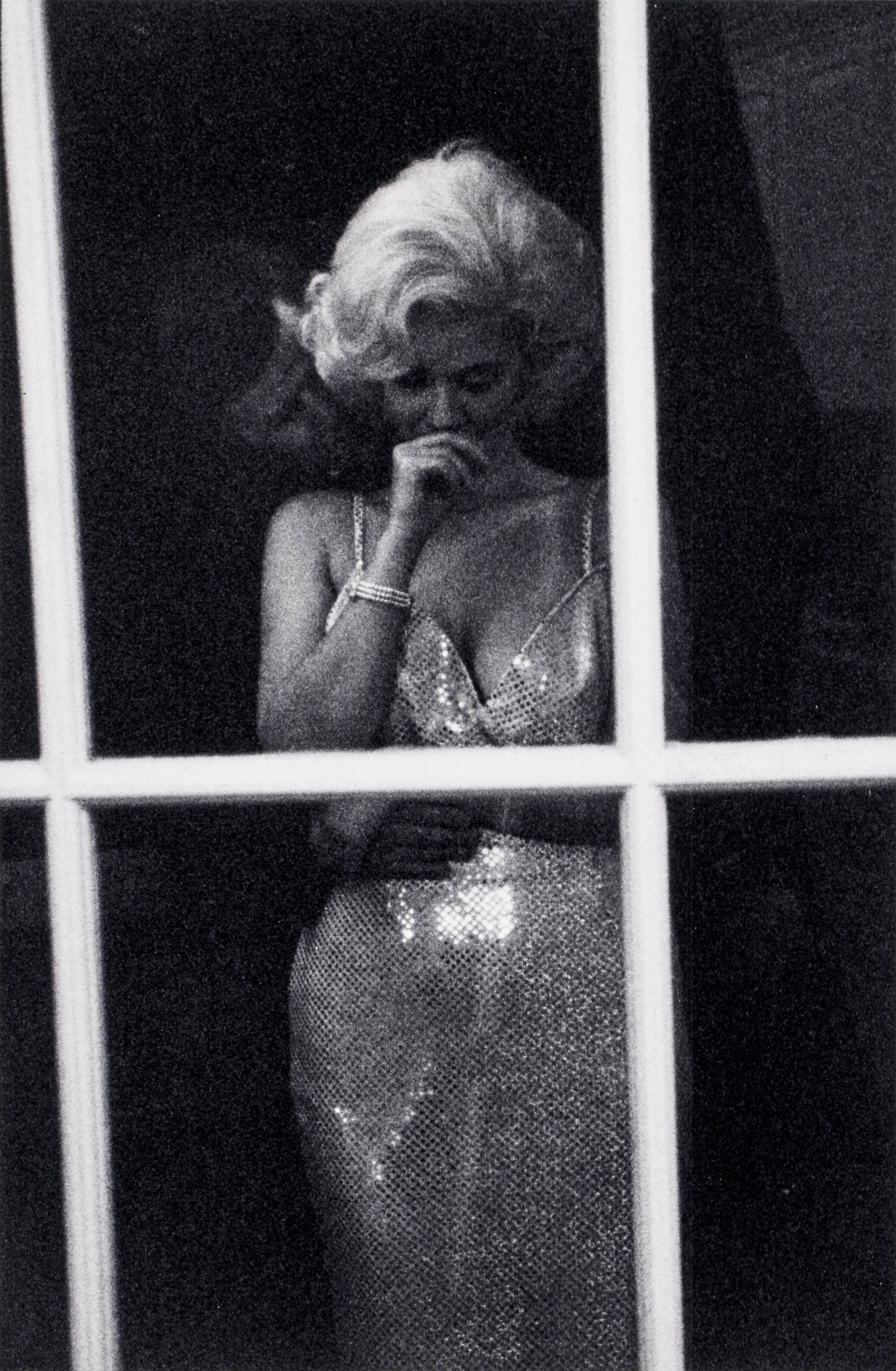 ALISON JACKSON (*1970) - Marilyn looking through a window, 2000