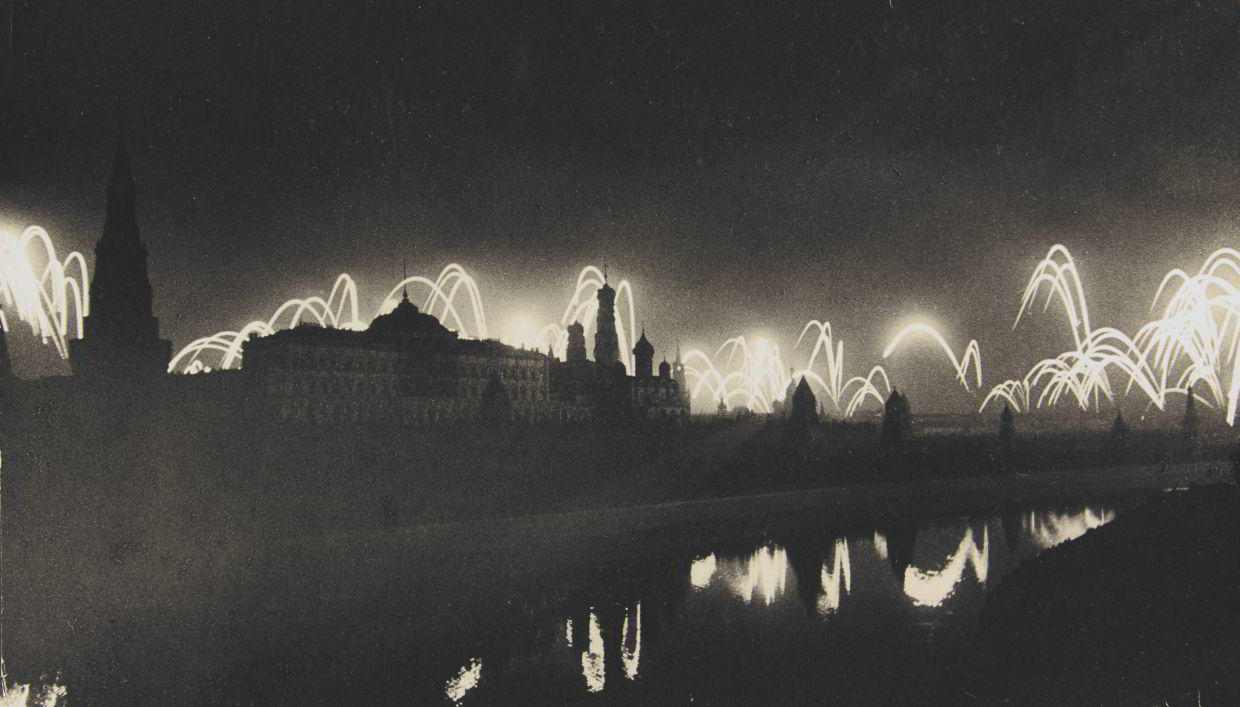 IVAN SHAGIN (1904–1982) Feuerwerk zur Feier der Befreiung Orels / Fireworks to celebrate the liberation of Orel, Moscow 1943